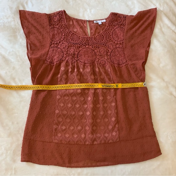 DR2 Crochet-like patterned blouse - Picture 7 of 10